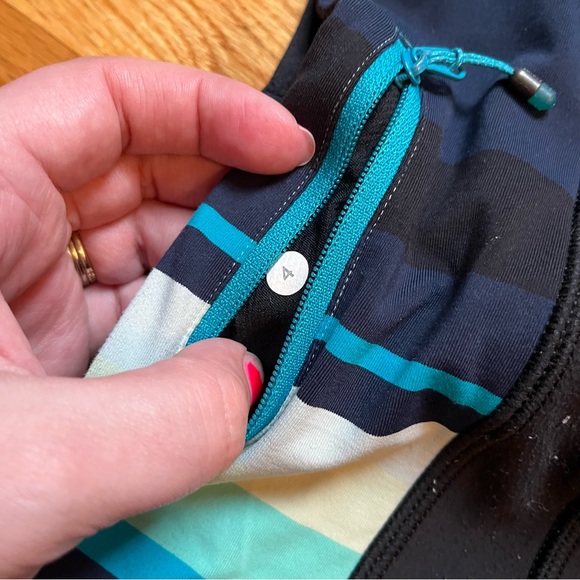 Lululemon black leggings with blue patterned waistband size 4 - Picture 2 of 5